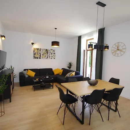 Bright & Modern 2-bedroom Flat In Lägenhet Pula