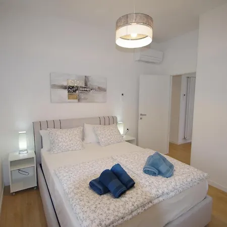 Bright & Modern 2-bedroom Flat In Pula