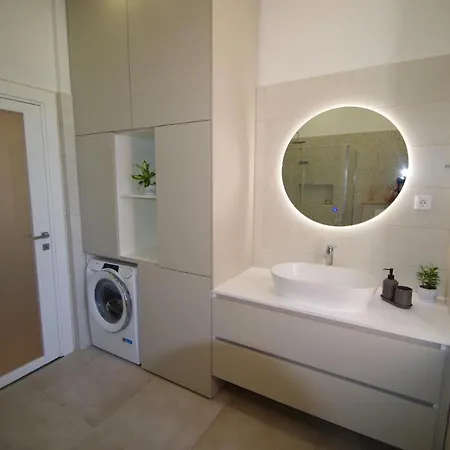 Bright & Modern 2-bedroom Flat In