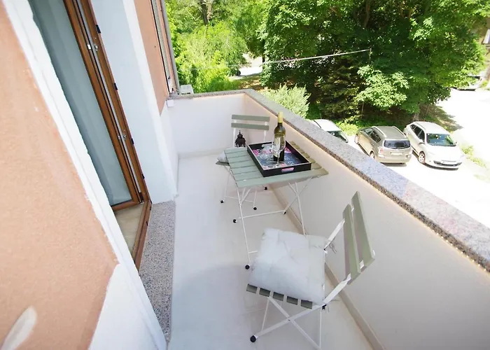 Bright & Modern 2-bedroom Flat In