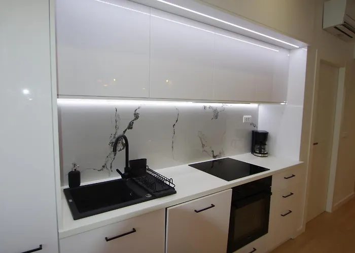 Bright & Modern 2-bedroom Flat In Pula