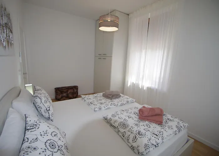 Bright & Modern 2-bedroom Flat In Daire Pula