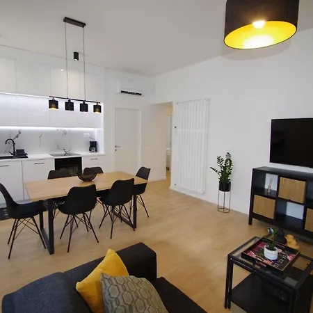 Bright & Modern 2-bedroom Flat In Apartment Pula