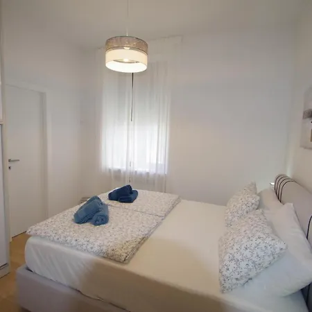 Bright & Modern 2-bedroom Flat In