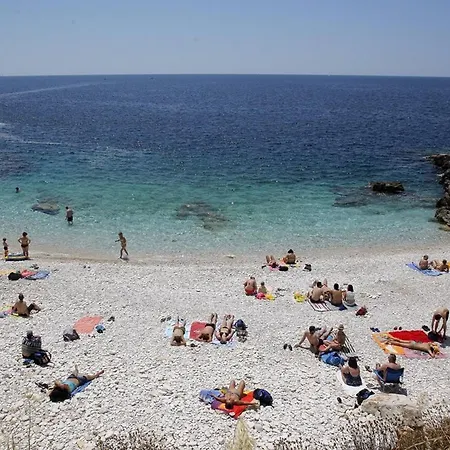 Apartment Bright & Modern 2-bedroom Flat In Pula