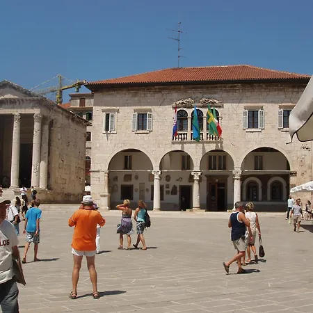 Bright & Modern 2-bedroom Flat In Pula