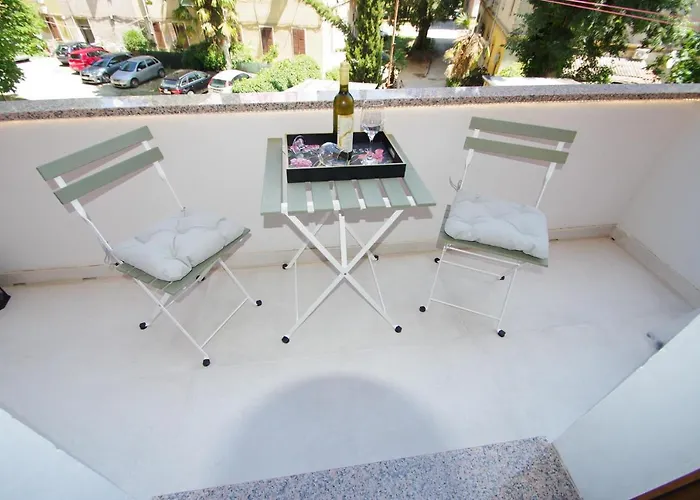 Bright & Modern 2-bedroom Flat In Pula