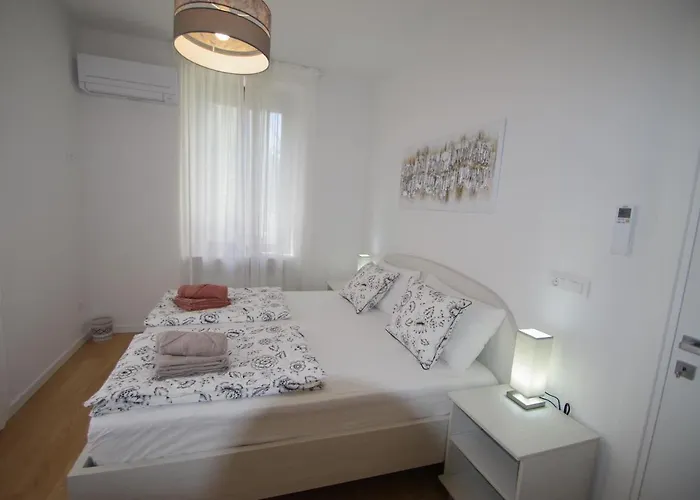 Bright & Modern 2-bedroom Flat In