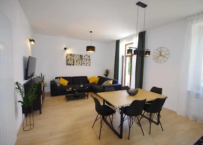 Bright & Modern 2-bedroom Flat In Daire Pula