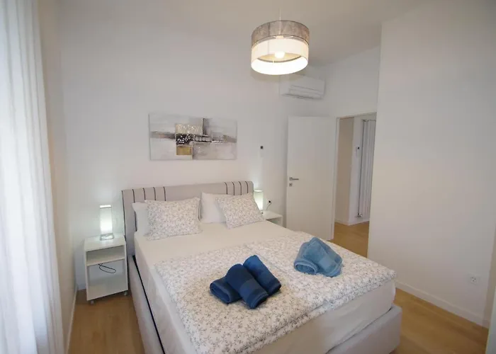 Bright & Modern 2-bedroom Flat In Pula