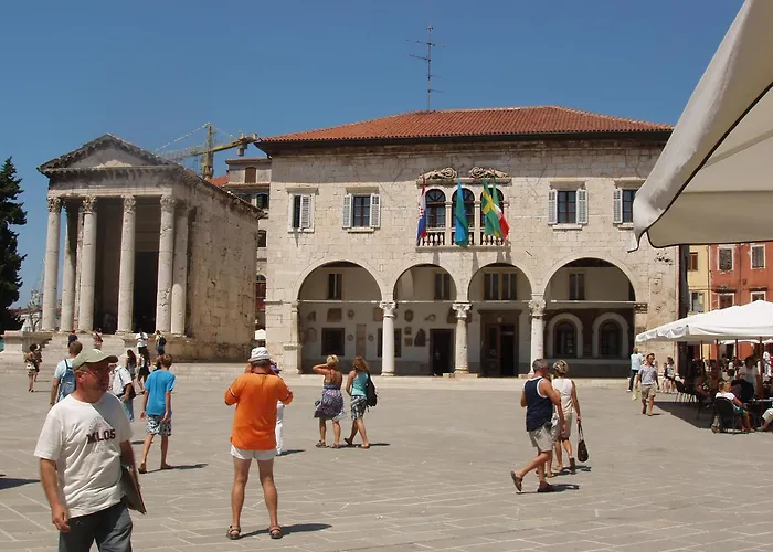 Bright & Modern 2-bedroom Flat In Pula